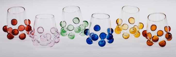 Kugelglas mit bunten Beulen